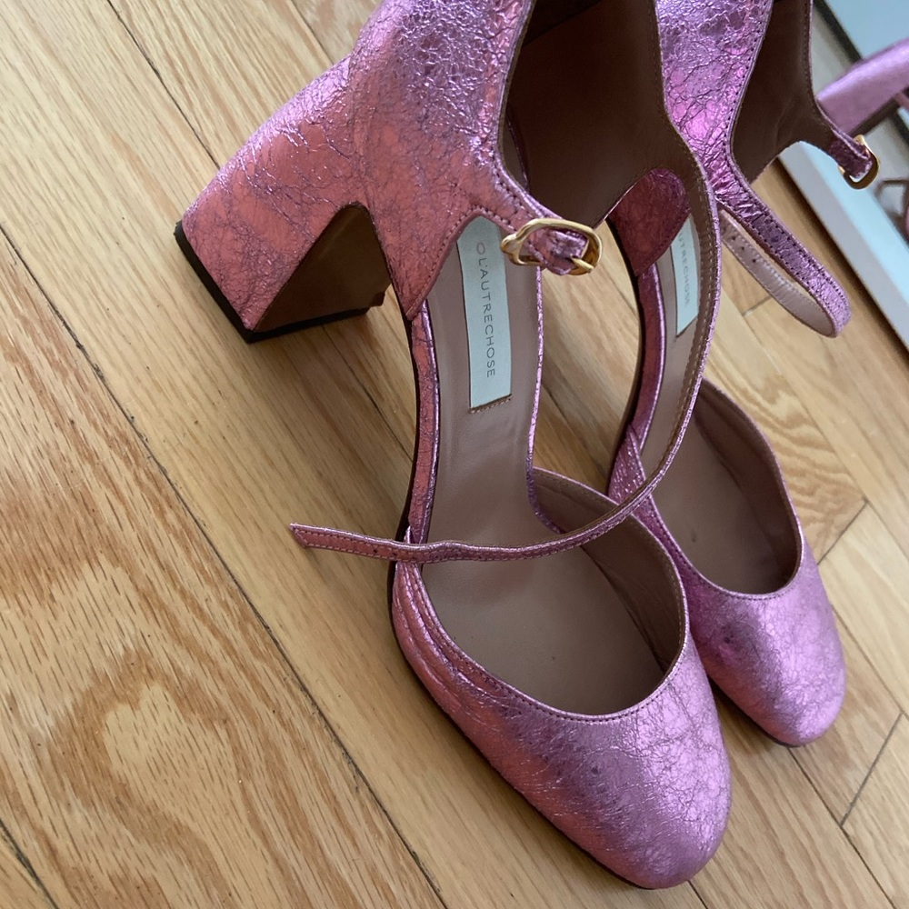 Pink shiny pumps in great condition